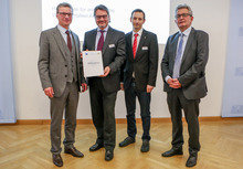 Staatssekretär Bernd Sibler (l.) und vbw Hauptgeschäftsführer Bertram Brossardt (r.), übereichen Vizepräsident Prof. Dr. Manfred Uhl (2.v.l.) und Jörg Rößler (2.v.r.), Ressort Studium und Kommunikation, die Förderurkunde zu „MINTerAKTIV“ (Foto: Hochschule Augsburg)